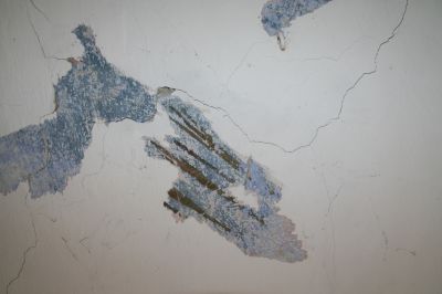 Samoistne odkrywki, na podstawie kt&oacute;rych stwierdzono obecność barwnych malowideł na ścianach we wnętrzu. Fot. ze zbior&oacute;w autorki